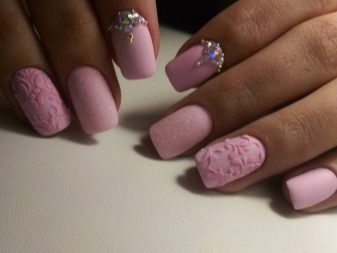 Рожевий манікюр (123 фото): красивий яскраво-рожевий манікюр з сірим кольором і сріблом, місячний декор та ідеї блискучих малюнків з смужками