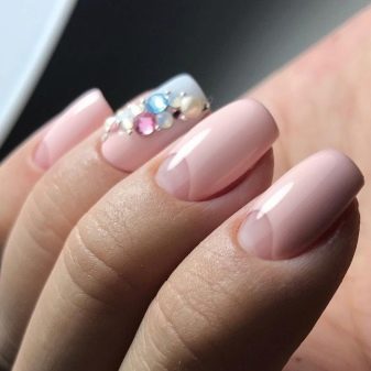 Рожевий манікюр (123 фото): красивий яскраво-рожевий манікюр з сірим кольором і сріблом, місячний декор та ідеї блискучих малюнків з смужками