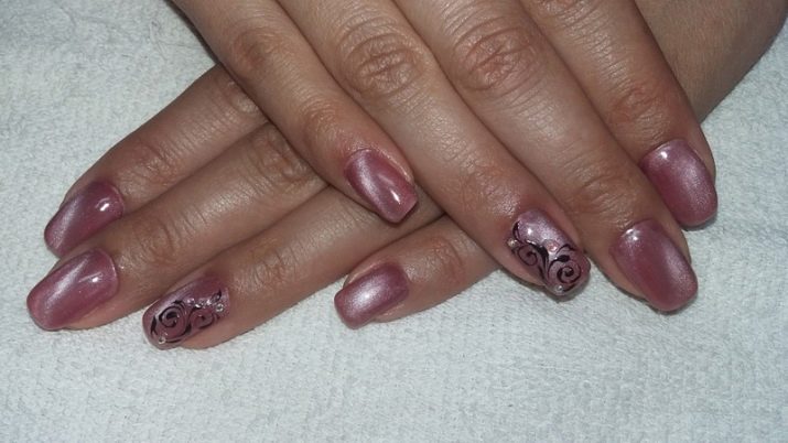 Рожевий манікюр (123 фото): красивий яскраво-рожевий манікюр з сірим кольором і сріблом, місячний декор та ідеї блискучих малюнків з смужками