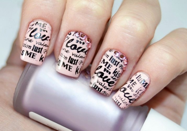 Рожевий манікюр (123 фото): красивий яскраво-рожевий манікюр з сірим кольором і сріблом, місячний декор та ідеї блискучих малюнків з смужками