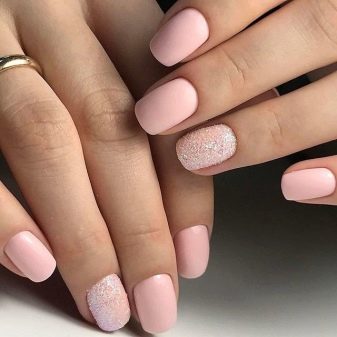 Рожевий манікюр (123 фото): річний дизайн нігтів лаком кольору пильна троянда і темно-перламутрового відтінку