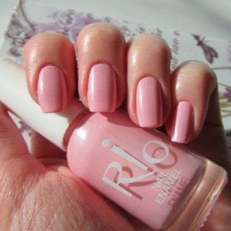 Рожевий манікюр (123 фото): річний дизайн нігтів лаком кольору пильна троянда і темно-перламутрового відтінку