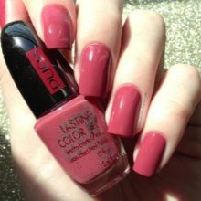 Рожевий манікюр (123 фото): річний дизайн нігтів лаком кольору пильна троянда і темно-перламутрового відтінку