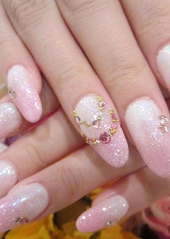 Рожевий манікюр (123 фото): річний дизайн нігтів лаком кольору пильна троянда і темно-перламутрового відтінку