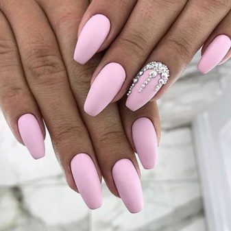 Рожевий манікюр (123 фото): річний дизайн нігтів лаком кольору пильна троянда і темно-перламутрового відтінку