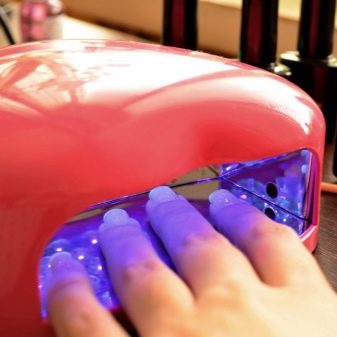 Рожевий манікюр (123 фото): річний дизайн нігтів лаком кольору пильна троянда і темно-перламутрового відтінку