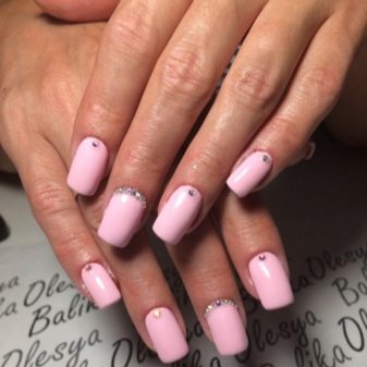 Рожевий манікюр (123 фото): річний дизайн нігтів лаком кольору пильна троянда і темно-перламутрового відтінку