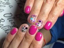 Рожевий манікюр (123 фото): річний дизайн нігтів лаком кольору пильна троянда і темно-перламутрового відтінку