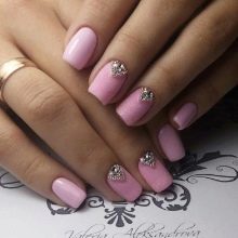 Рожевий манікюр (123 фото): річний дизайн нігтів лаком кольору пильна троянда і темно-перламутрового відтінку