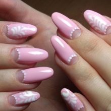 Рожевий манікюр (123 фото): річний дизайн нігтів лаком кольору пильна троянда і темно-перламутрового відтінку