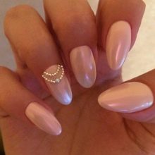 Рожевий манікюр (123 фото): річний дизайн нігтів лаком кольору пильна троянда і темно-перламутрового відтінку