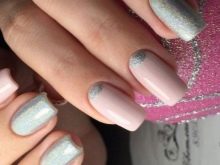 Рожевий манікюр (123 фото): річний дизайн нігтів лаком кольору пильна троянда і темно-перламутрового відтінку