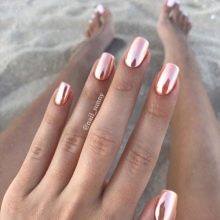 Рожевий манікюр (123 фото): річний дизайн нігтів лаком кольору пильна троянда і темно-перламутрового відтінку