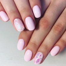 Рожевий манікюр (123 фото): річний дизайн нігтів лаком кольору пильна троянда і темно-перламутрового відтінку