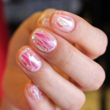 Рожевий манікюр (123 фото): річний дизайн нігтів лаком кольору пильна троянда і темно-перламутрового відтінку