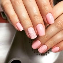 Рожевий манікюр (123 фото): річний дизайн нігтів лаком кольору пильна троянда і темно-перламутрового відтінку