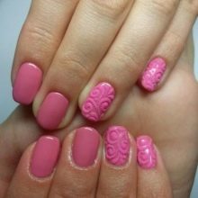 Рожевий манікюр (123 фото): річний дизайн нігтів лаком кольору пильна троянда і темно-перламутрового відтінку