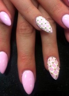 Рожевий манікюр (123 фото): річний дизайн нігтів лаком кольору пильна троянда і темно-перламутрового відтінку