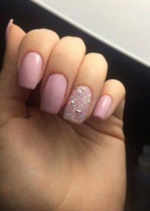 Рожевий манікюр (123 фото): річний дизайн нігтів лаком кольору пильна троянда і темно-перламутрового відтінку