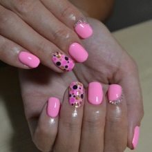 Рожевий манікюр (123 фото): річний дизайн нігтів лаком кольору пильна троянда і темно-перламутрового відтінку