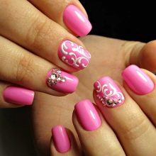 Рожевий манікюр (123 фото): річний дизайн нігтів лаком кольору пильна троянда і темно-перламутрового відтінку