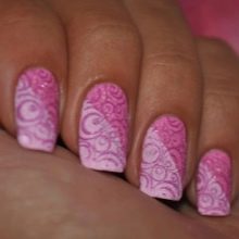 Рожевий манікюр (123 фото): річний дизайн нігтів лаком кольору пильна троянда і темно-перламутрового відтінку