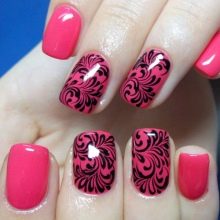 Рожевий манікюр (123 фото): річний дизайн нігтів лаком кольору пильна троянда і темно-перламутрового відтінку