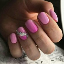 Рожевий манікюр (123 фото): річний дизайн нігтів лаком кольору пильна троянда і темно-перламутрового відтінку