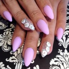 Рожевий манікюр (123 фото): річний дизайн нігтів лаком кольору пильна троянда і темно-перламутрового відтінку