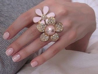 Рожевий манікюр на короткі нігті (44 фото): як підібрати дизайн? Оригінальне оформлення нігтів стразами