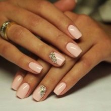 Рожевий манікюр на короткі нігті (44 фото): як підібрати дизайн? Оригінальне оформлення нігтів стразами