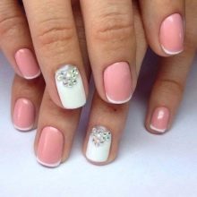 Рожевий манікюр на короткі нігті (44 фото): як підібрати дизайн? Оригінальне оформлення нігтів стразами