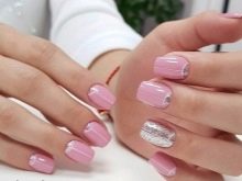 Рожевий манікюр на короткі нігті (44 фото): як підібрати дизайн? Оригінальне оформлення нігтів стразами