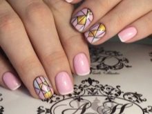 Рожевий манікюр на короткі нігті (44 фото): як підібрати дизайн? Оригінальне оформлення нігтів стразами