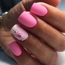 Рожевий манікюр на короткі нігті (44 фото): як підібрати дизайн? Оригінальне оформлення нігтів стразами