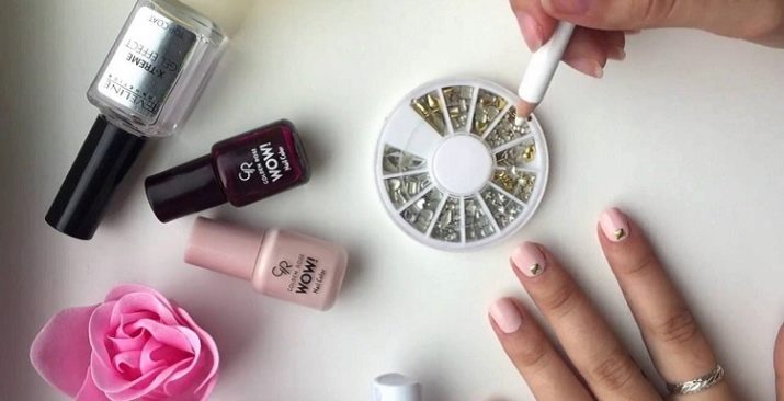 Рожевий манікюр на короткі нігті (44 фото): як підібрати дизайн? Оригінальне оформлення нігтів стразами