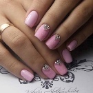 Рожевий манікюр на короткі нігті (44 фото): як підібрати дизайн? Оригінальне оформлення нігтів стразами