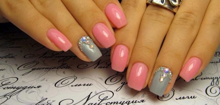 Рожевий манікюр на короткі нігті (44 фото): як підібрати дизайн? Оригінальне оформлення нігтів стразами