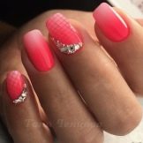 Рожевий манікюр зі стразами (89 фото): дизайн нігтів в яскраво-рожевому кольорі, френч з камінням