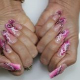 Рожевий манікюр зі стразами (89 фото): дизайн нігтів в яскраво-рожевому кольорі, френч з камінням