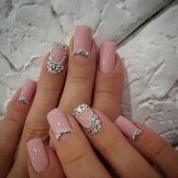 Рожевий манікюр зі стразами (89 фото): дизайн нігтів в яскраво-рожевому кольорі, френч з камінням