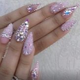 Рожевий манікюр зі стразами (89 фото): дизайн нігтів в яскраво-рожевому кольорі, френч з камінням