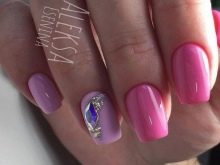 Рожевий манікюр зі стразами (89 фото): дизайн нігтів в яскраво-рожевому кольорі, френч з камінням