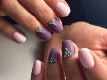 Рожевий манікюр зі стразами (89 фото): дизайн нігтів в яскраво-рожевому кольорі, френч з камінням