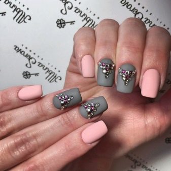 Рожевий манікюр зі стразами (89 фото): дизайн нігтів в яскраво-рожевому кольорі, френч з камінням