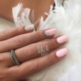 Рожевий манікюр зі стразами (89 фото): дизайн нігтів в яскраво-рожевому кольорі, френч з камінням