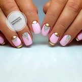 Рожевий манікюр зі стразами (89 фото): дизайн нігтів в яскраво-рожевому кольорі, френч з камінням