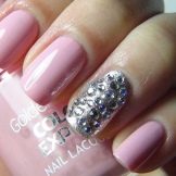 Рожевий манікюр зі стразами (89 фото): дизайн нігтів в яскраво-рожевому кольорі, френч з камінням