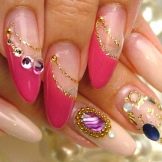 Рожевий манікюр зі стразами (89 фото): дизайн нігтів в яскраво-рожевому кольорі, френч з камінням