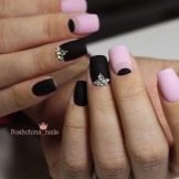 Рожевий манікюр зі стразами (89 фото): дизайн нігтів в яскраво-рожевому кольорі, френч з камінням